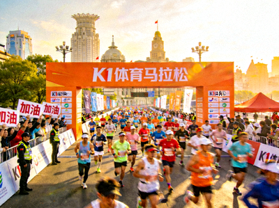 K1体育策划的大型城市马拉松赛事活动现场，人群涌动